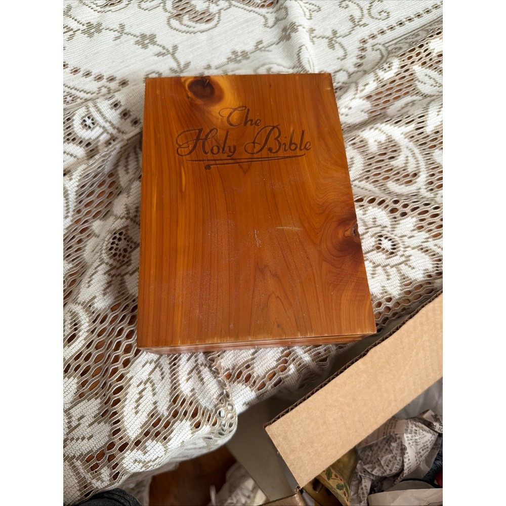 Vintage 1976 Memorial Edition Holy Bible Cedar Wood Box Protestant Union History